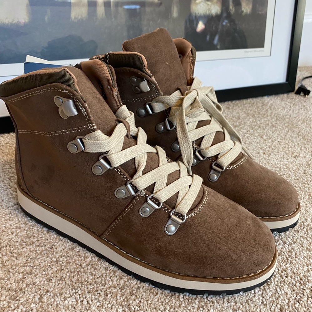 NWT Universal Thread Boots.